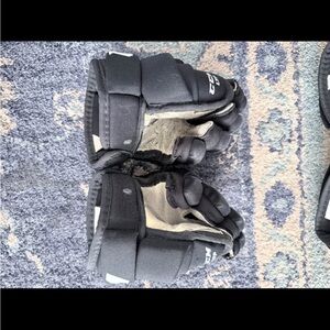 CCM Black and White Ice Hockey Gloves. Juniors small.